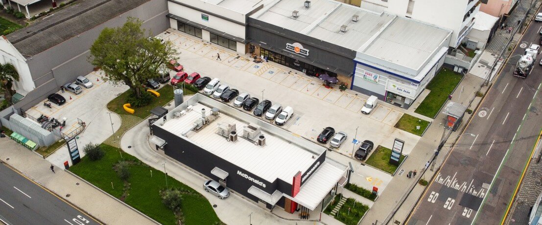 estruturar-desenvolve-strip-mall-em-uma-das-esquinas-mais-movimentadas-de-curitiba